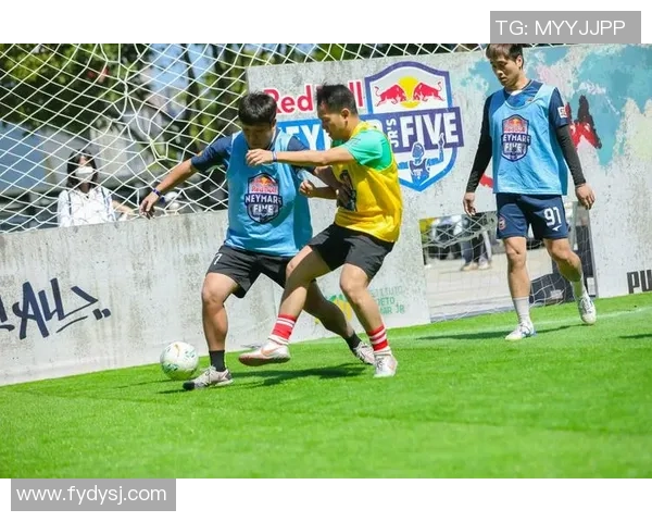 街头足球明星化妆瞬间曝光引发粉丝热议与追捧